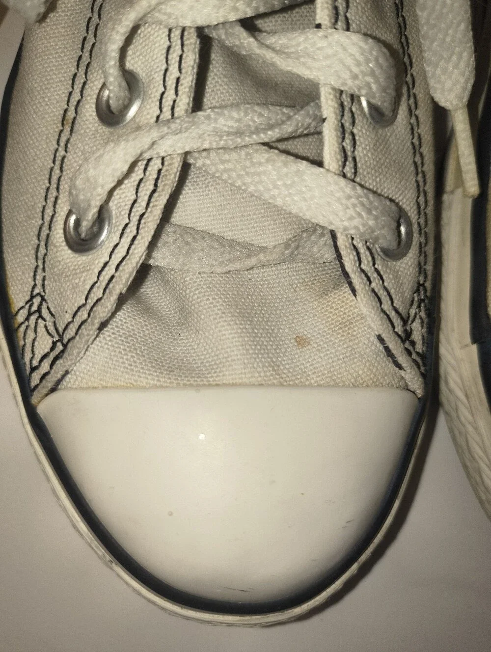 White Converse Chuck Taylor Sneakers / Youth 2.5 / EUR 34